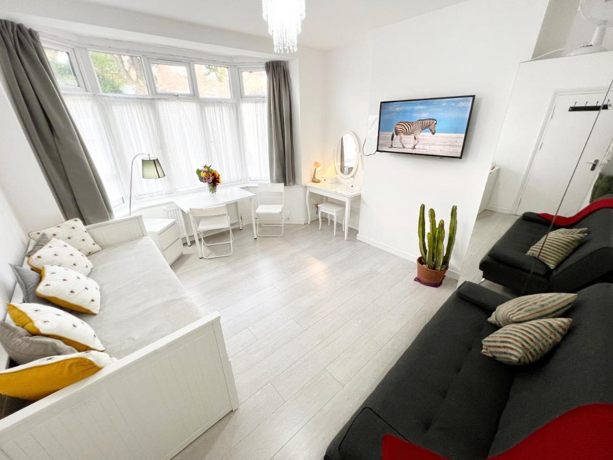 Luxurious House Near Excel- Air Conditioning, 9 Beds, 2 Baths, Garden, Fast Wifi London Exteriör bild